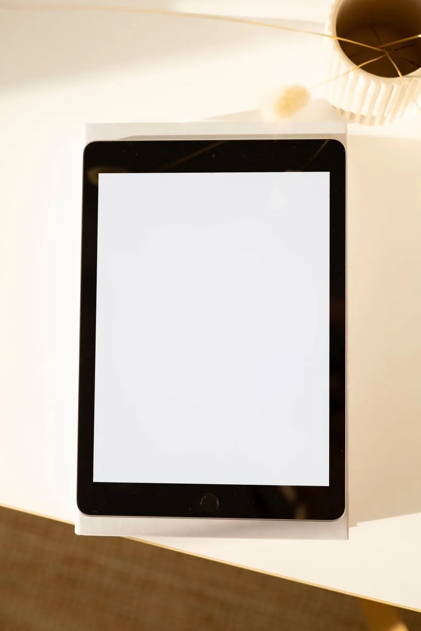 tablet iPad na biurku oświetlonym promieniami słońca — Dlaczego nie bierzemy iPad Air 11 cali M3 do naprawy