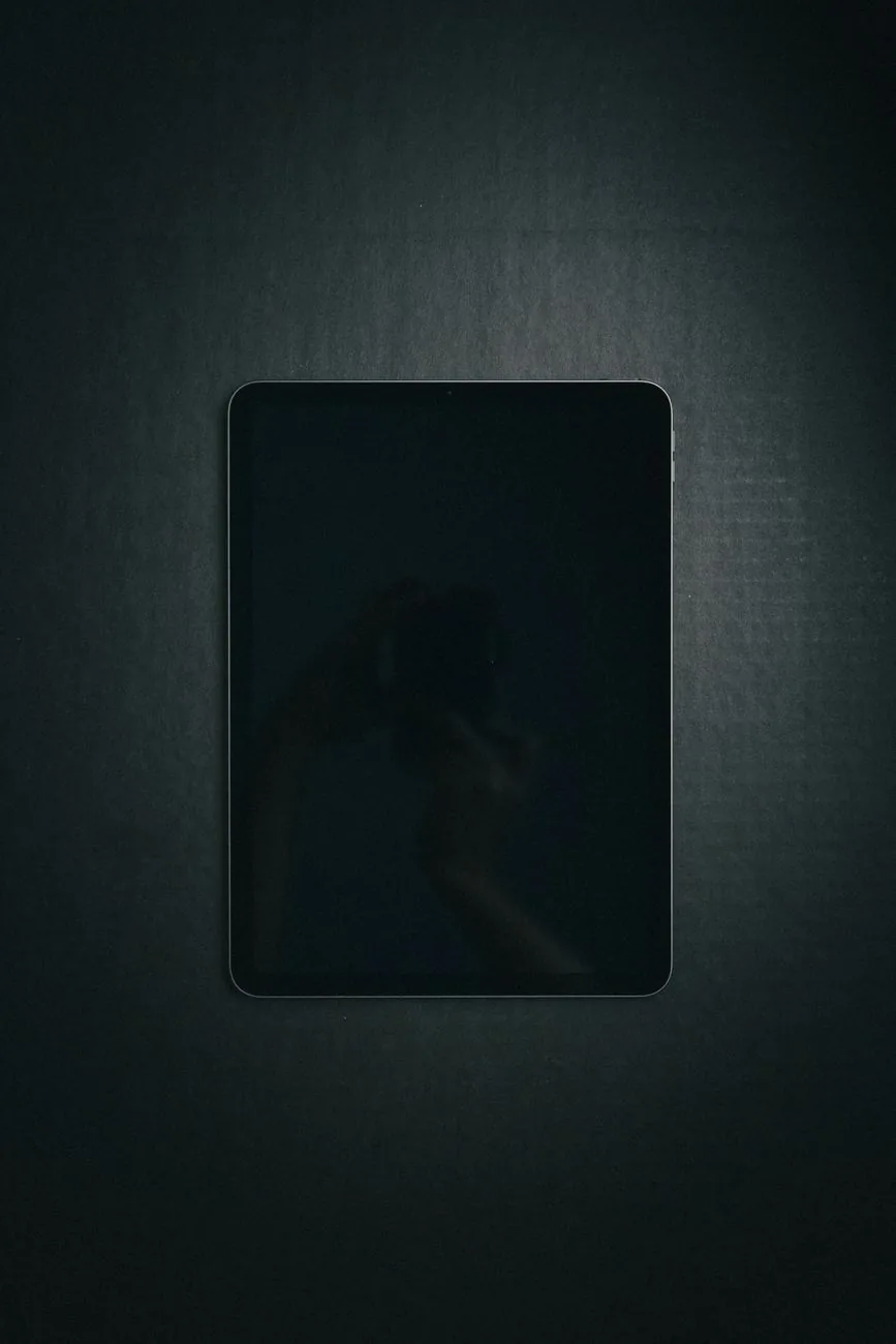 czarny tablet leżący na gładkiej ciemnej powierzchni — Dlaczego nie bierzemy iPad Pro 11 cali do naprawy