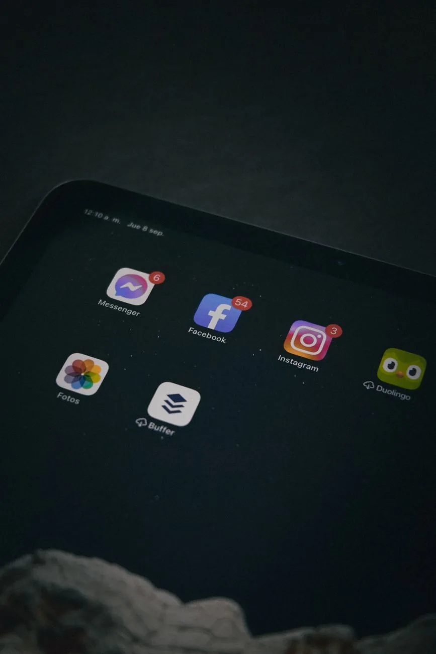 ekran tabletu z aplikacjami w ciemnym pomieszczeniu — Dlaczego nie bierzemy iPad Pro 12,9 cala 3. generacji do naprawy