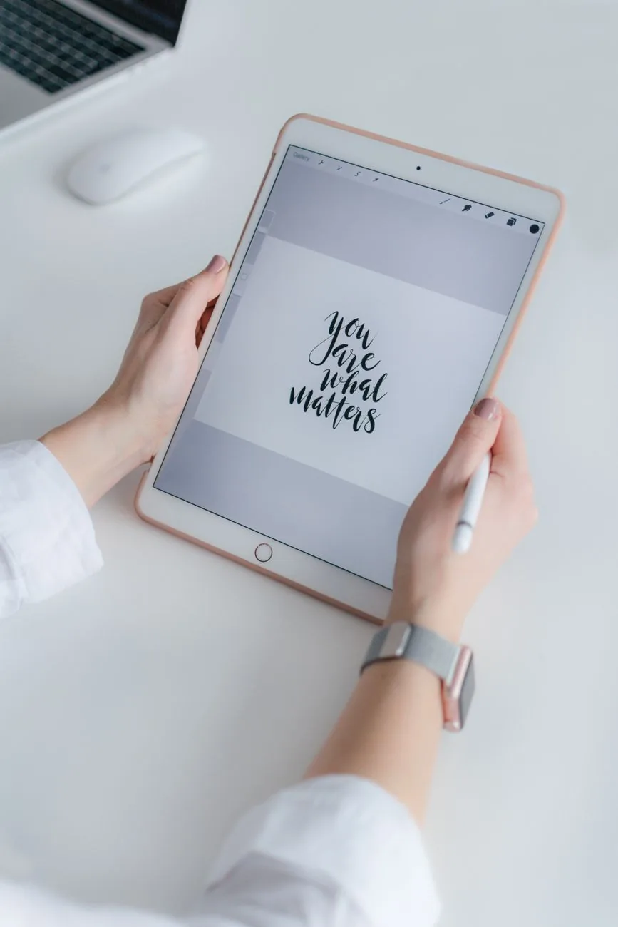 tablet iPad z napisem na eleganckim biurku — Dlaczego nie bierzemy iPad Pro 13 cali M4 do naprawy
