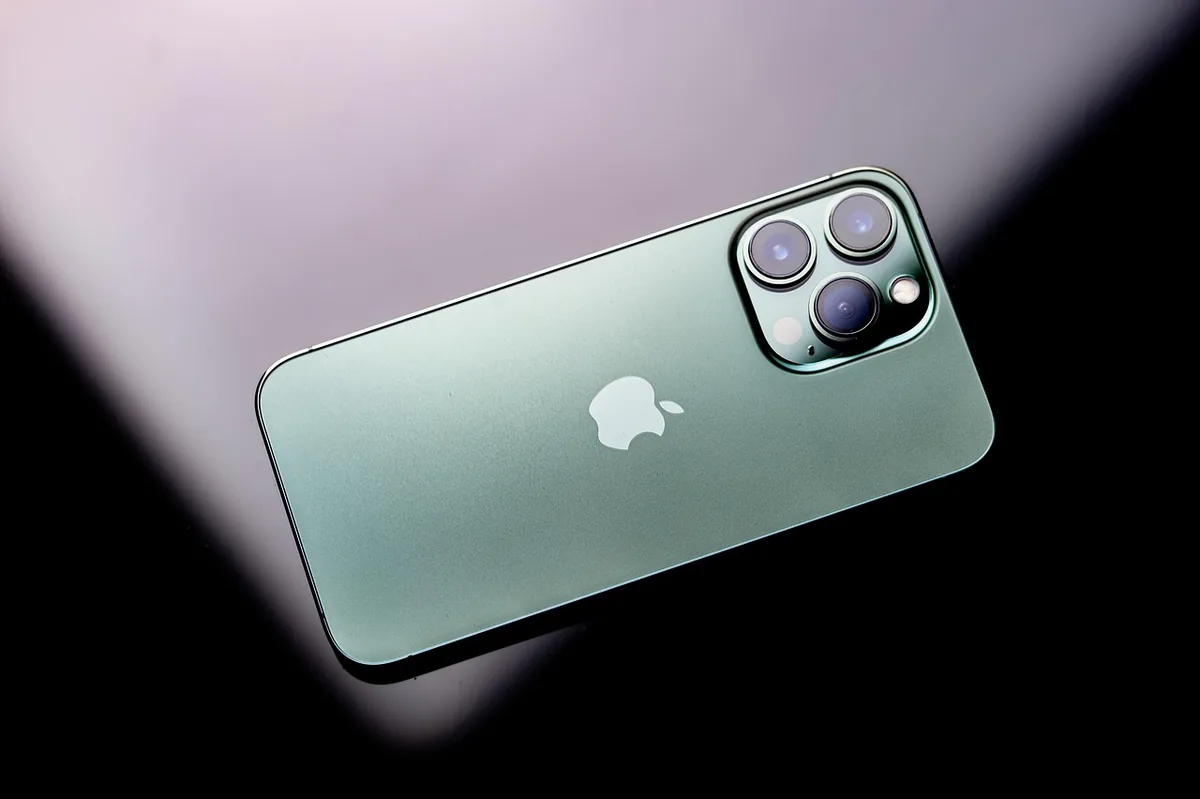 zielony smartfon apple iphone 13 pro — Dlaczego nie bierzemy iPhone 15 do naprawy