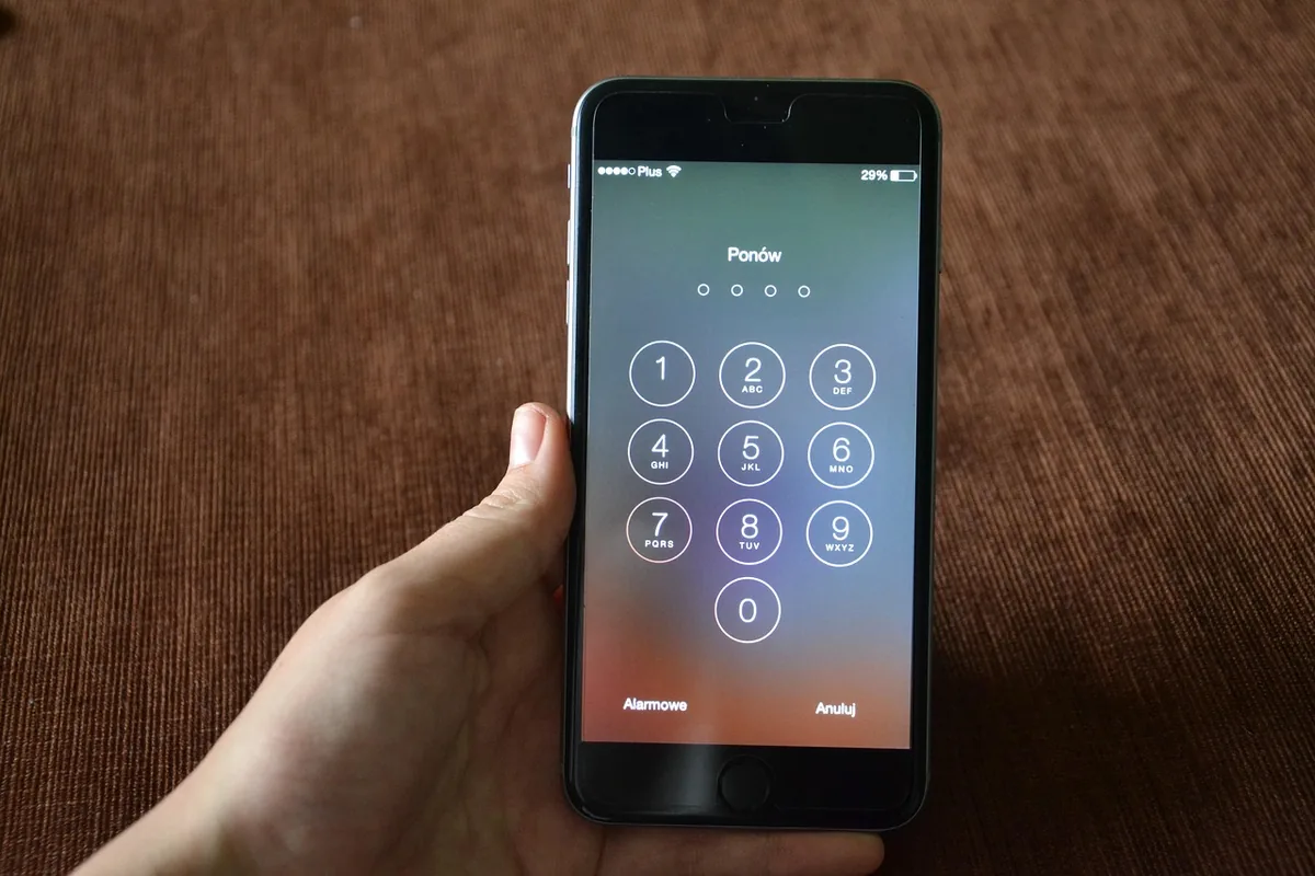 smartfon apple iphone 6 na gładkiej powierzchni — Dlaczego nie bierzemy iPhone 5 do naprawy
