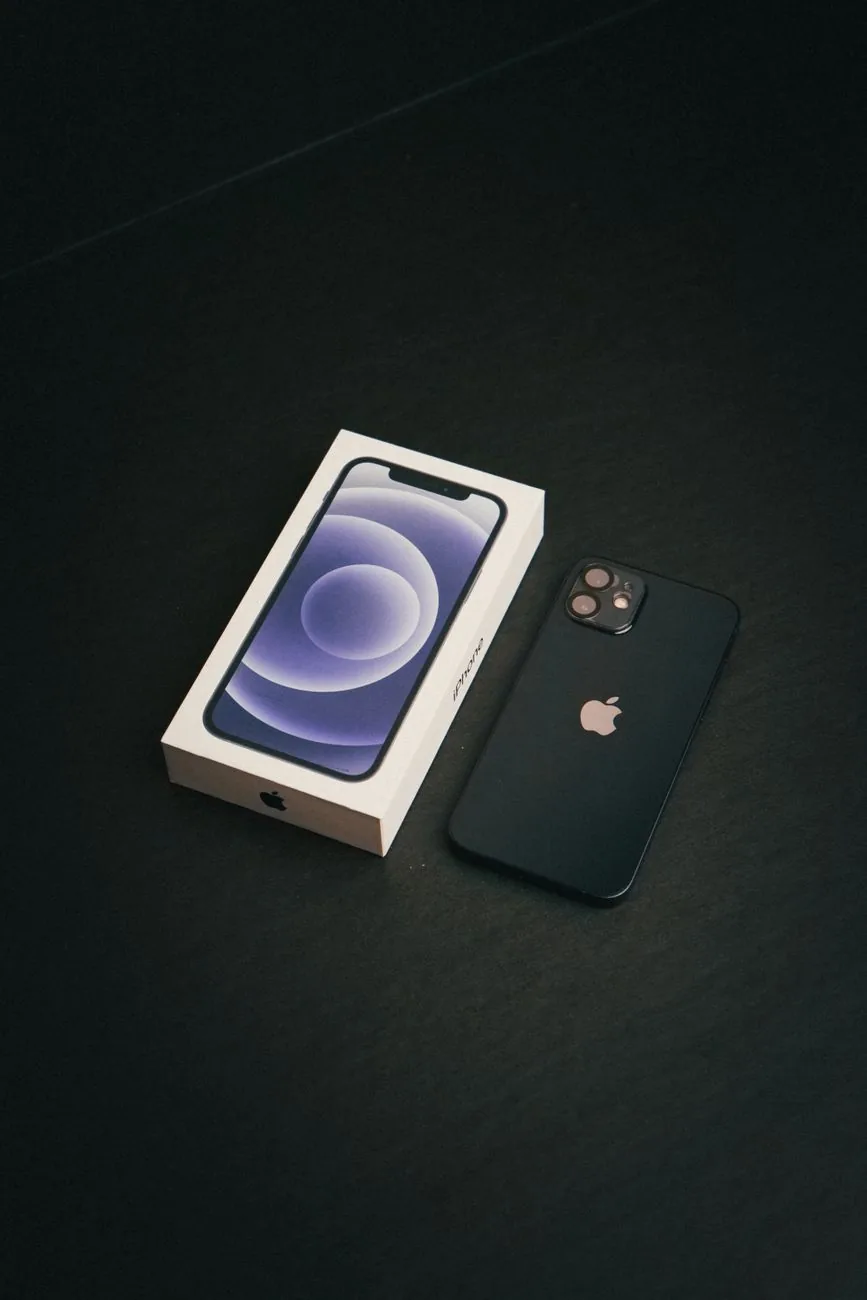 iphone 12 mini i pudełko na ciemnej powierzchni — Dlaczego nie bierzemy iPhone 8 do naprawy