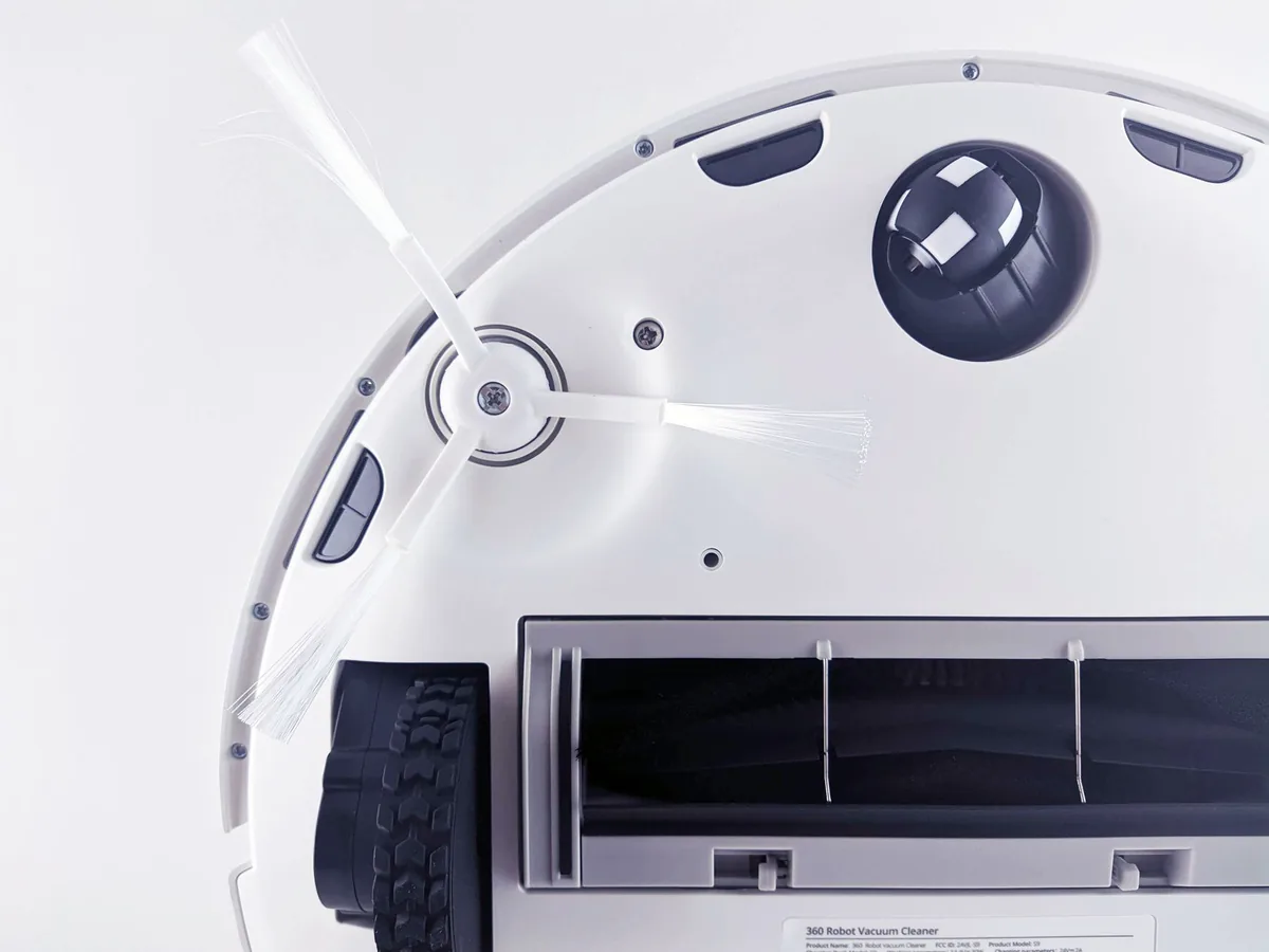 szczotki i podzespoły na spodzie robota sprzątającego — Dlaczego nie bierzemy iRobot Roomba 976 do naprawy