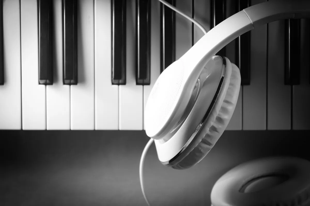 słuchawki na klawiaturze klasycznego pianina — Dlaczego nie bierzemy Jabra Engage 55 do naprawy