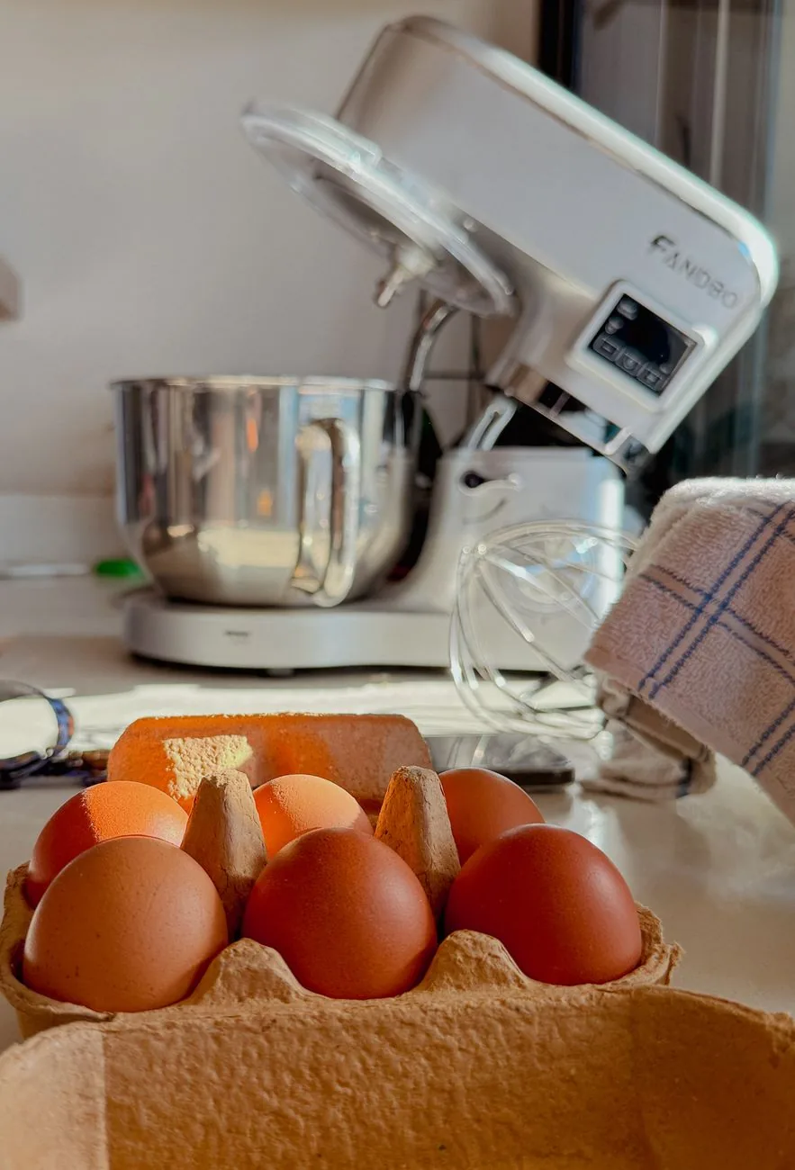 mikser kuchenny i świeże jajka na blacie — Dlaczego nie bierzemy Kenwood Cooking Chef XL do naprawy