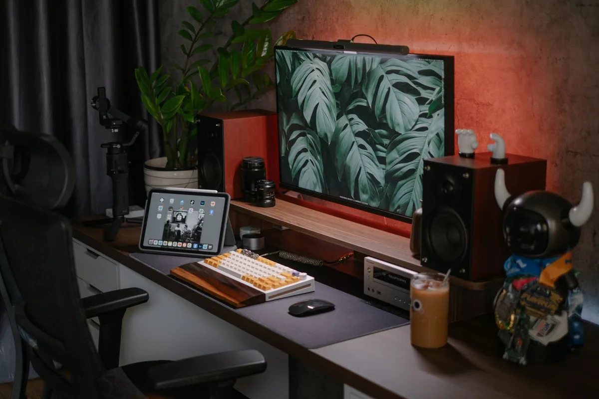 monitor, tablet i kolumny głośnikowe na biurku — Dlaczego nie bierzemy Klipsch R-600F do naprawy