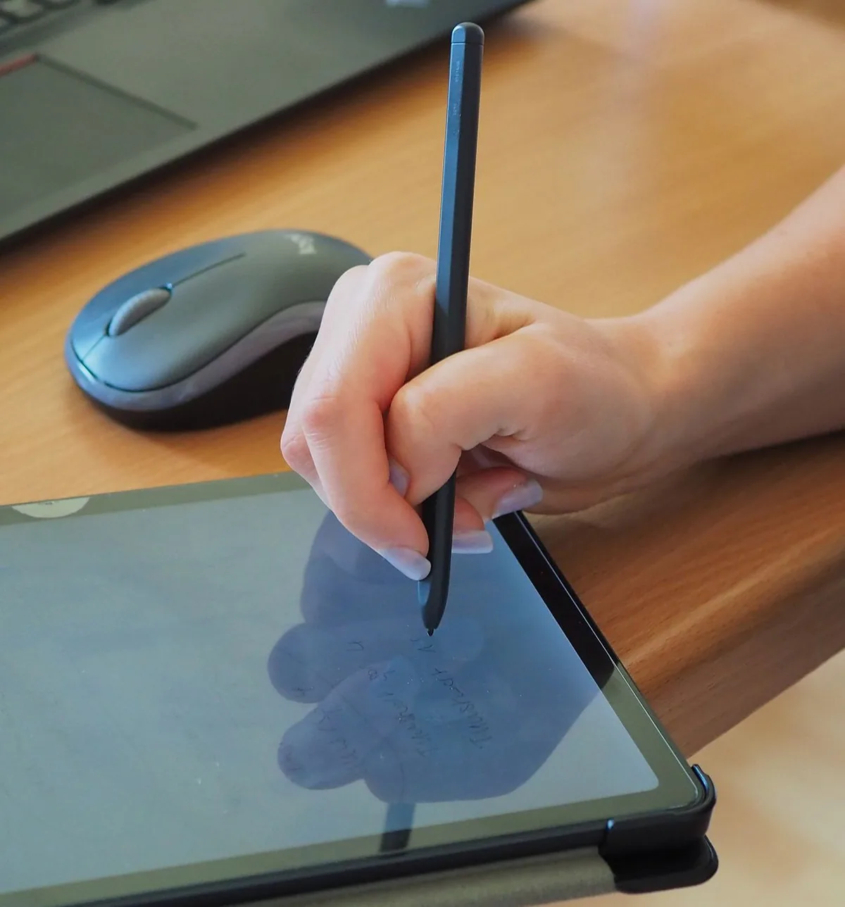 dłoń z rysikiem pojemnościowym na ekranie tabletu — Dlaczego nie bierzemy Lenovo Tab P12 do naprawy