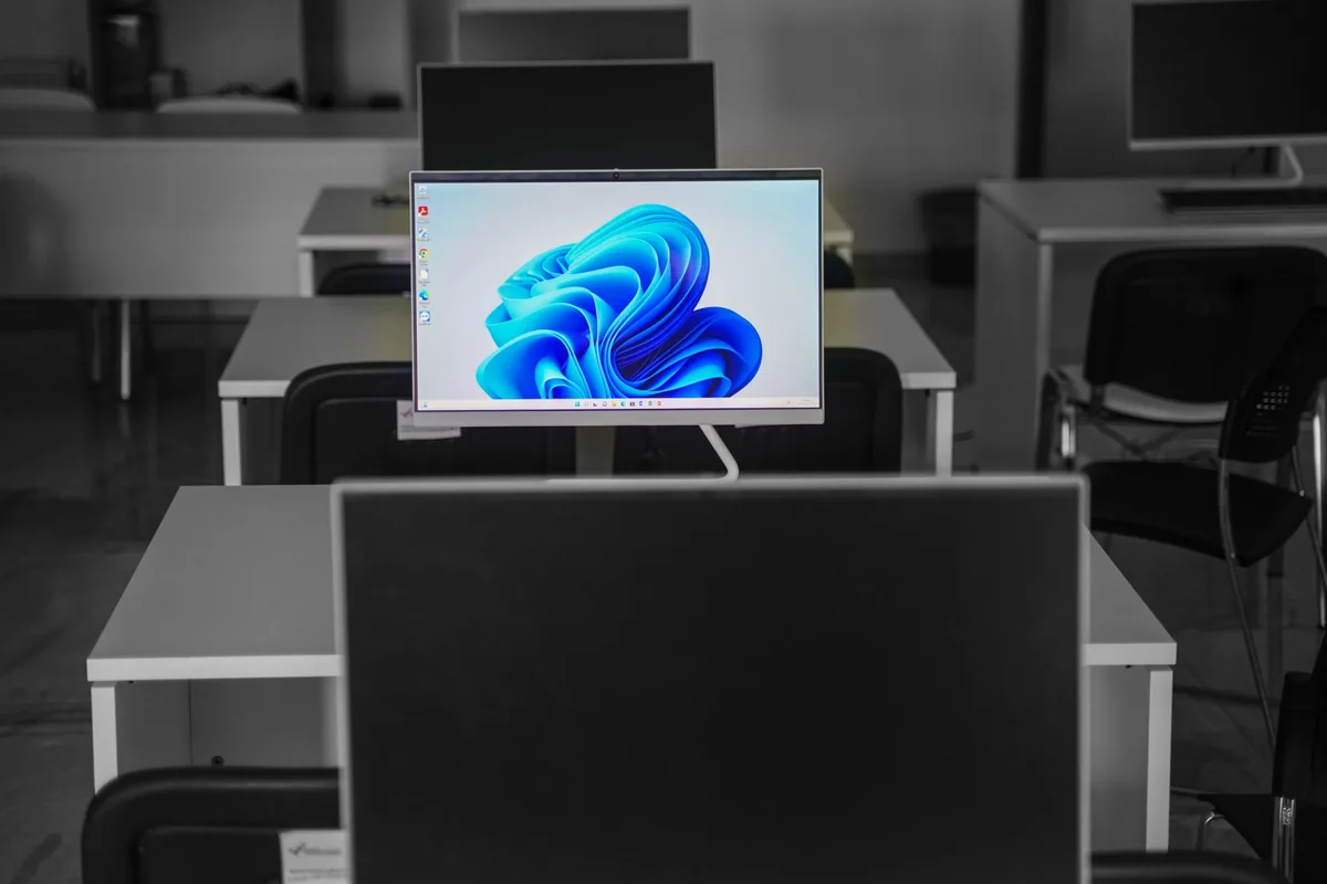 płaskie monitory na biurkach w nowoczesnej przestrzeni biurowej — Dlaczego nie bierzemy Lenovo ThinkVision T24i do naprawy