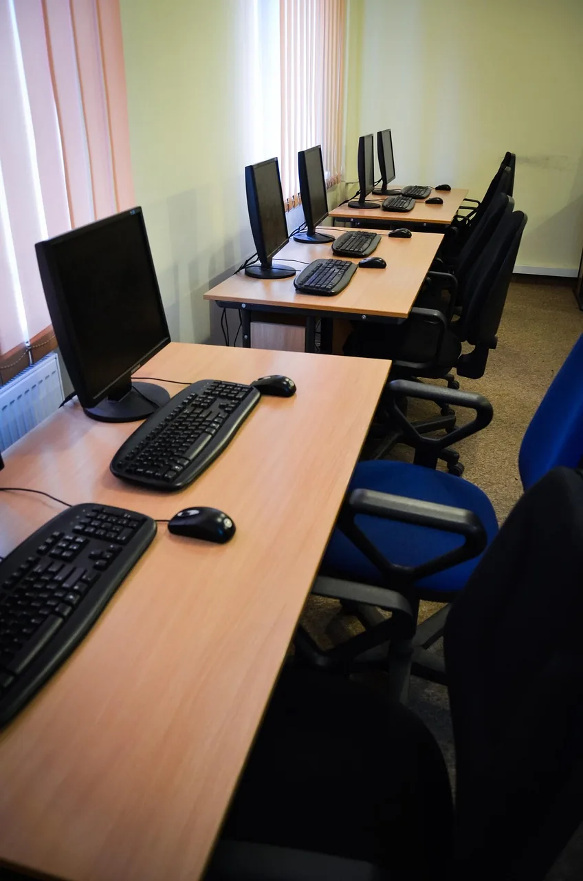 monitory komputerowe na biurkach w sali szkoleniowej — Dlaczego nie bierzemy LG 27MR400 do naprawy