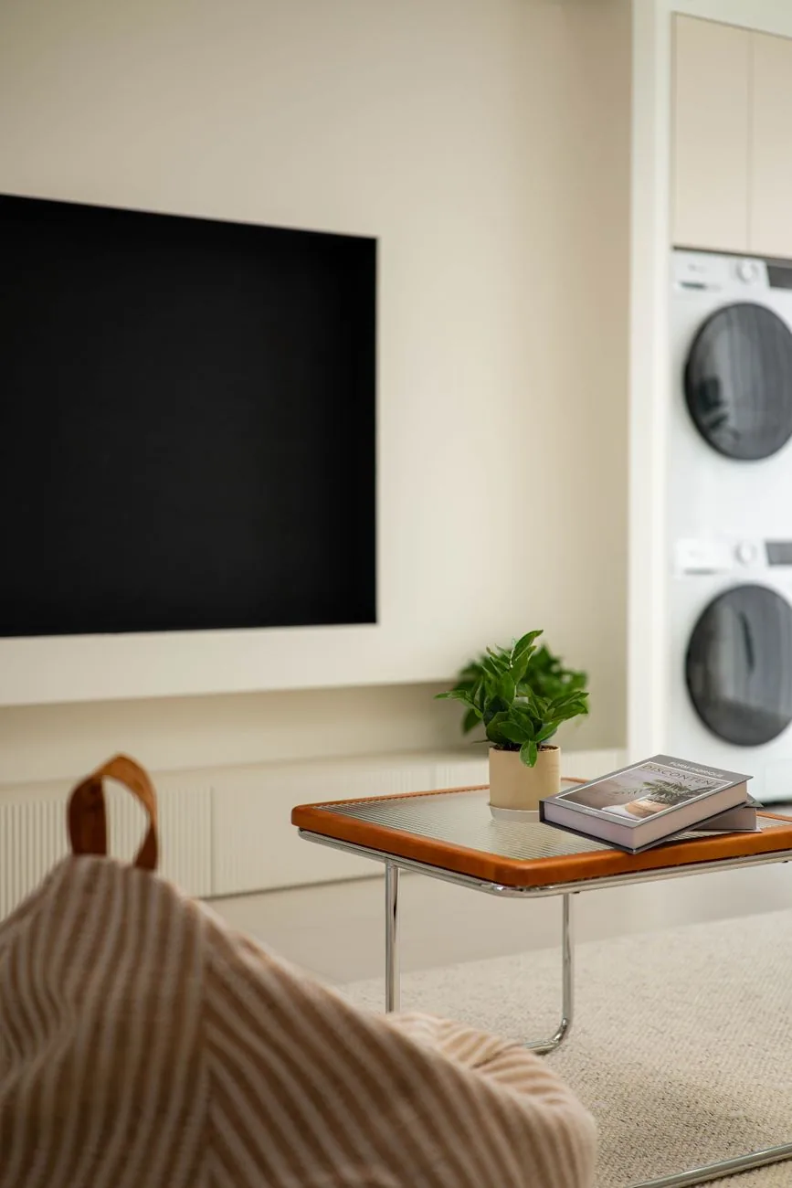 telewizor smart TV nad stolikiem kawowym w salonie — Dlaczego nie bierzemy LG UHD UR78 do naprawy