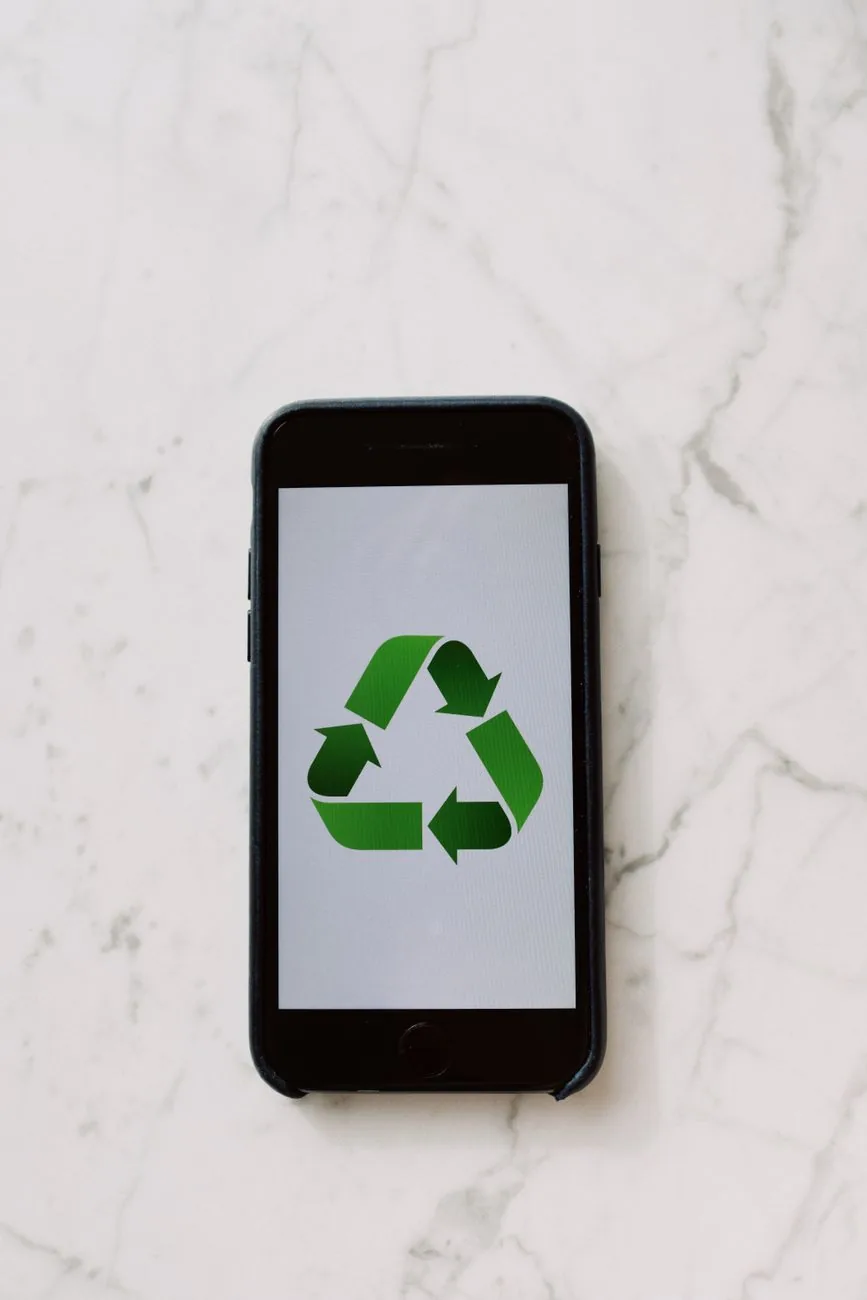 telefon komórkowy z zielonym symbolem recyklingu — Dlaczego nie bierzemy LG Wing do naprawy