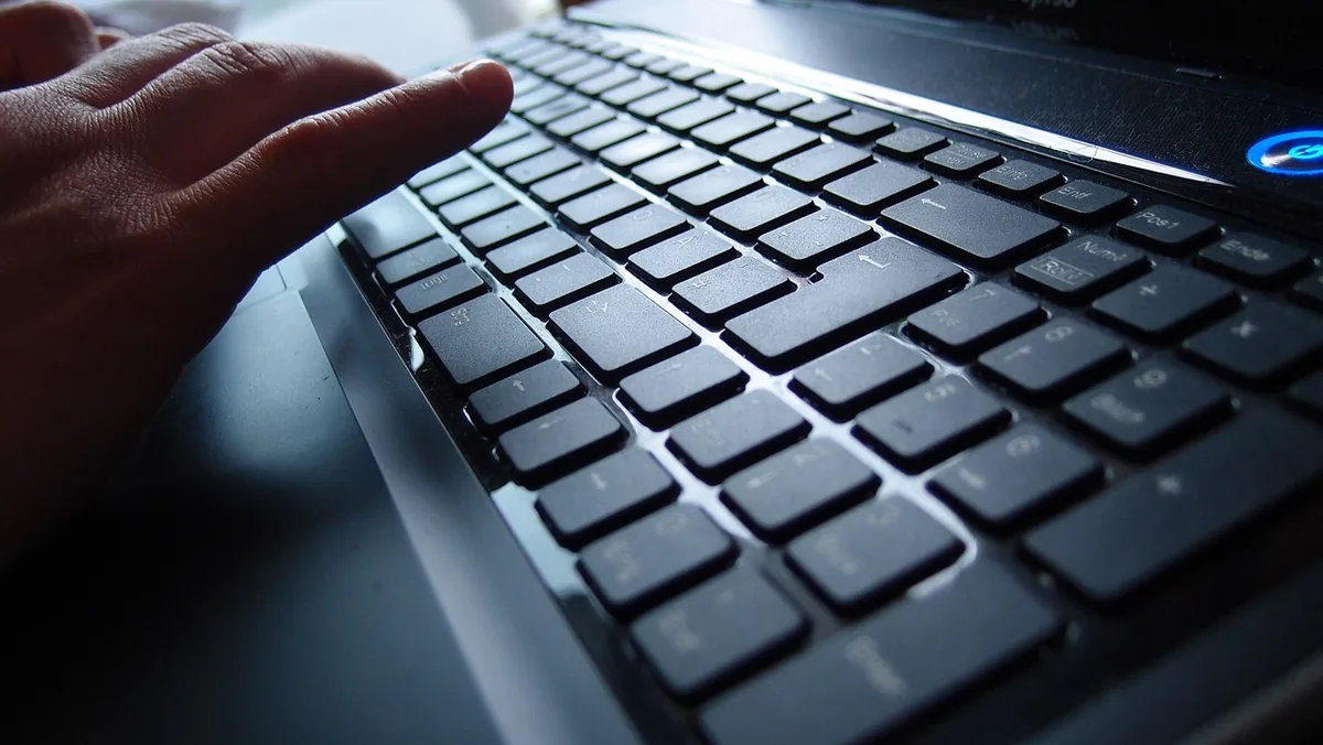 klawisze klawiatury komputerowej w zbliżeniu — Dlaczego nie bierzemy Logitech G PRO X TKL do naprawy