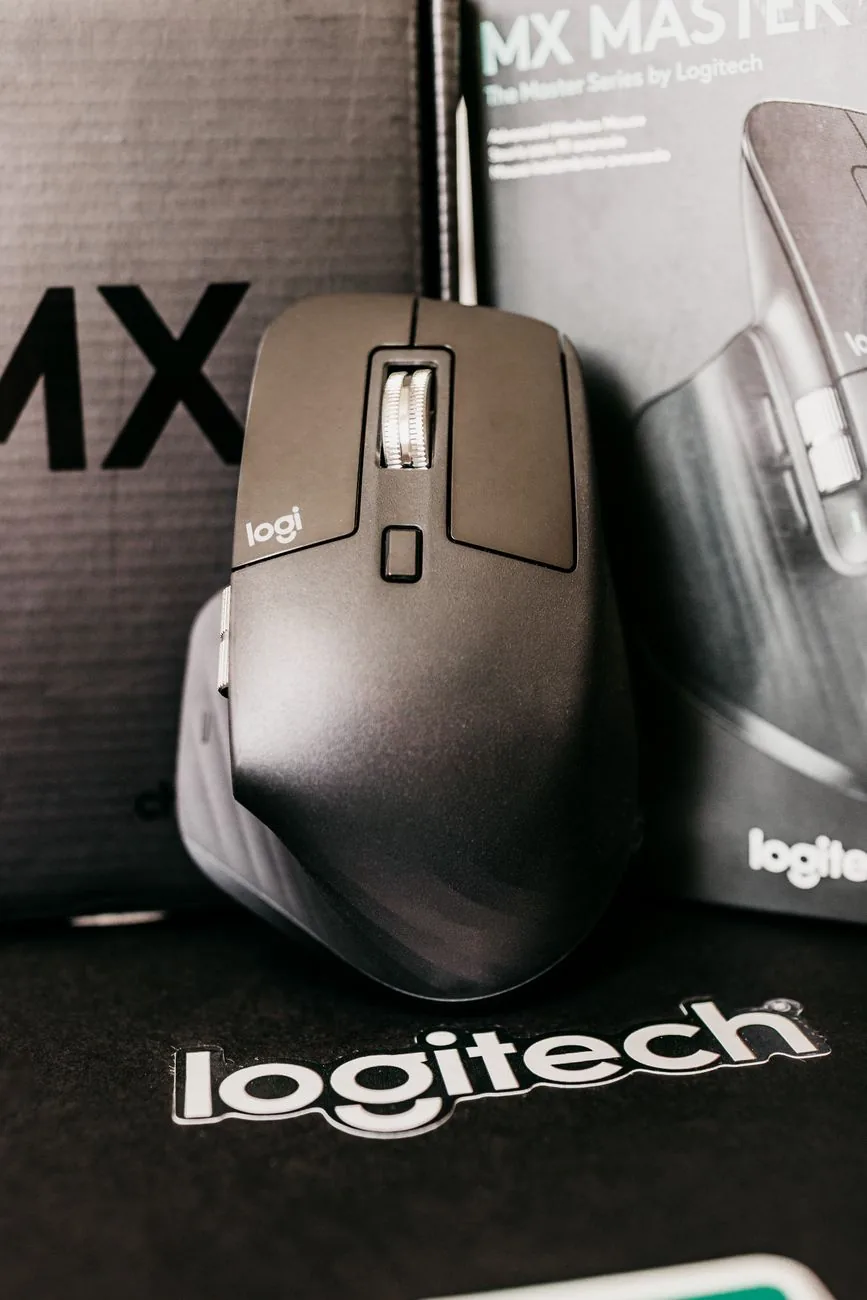 czarna bezprzewodowa mysz na tle kartonowych pudełek — Dlaczego nie bierzemy Logitech G502 X do naprawy