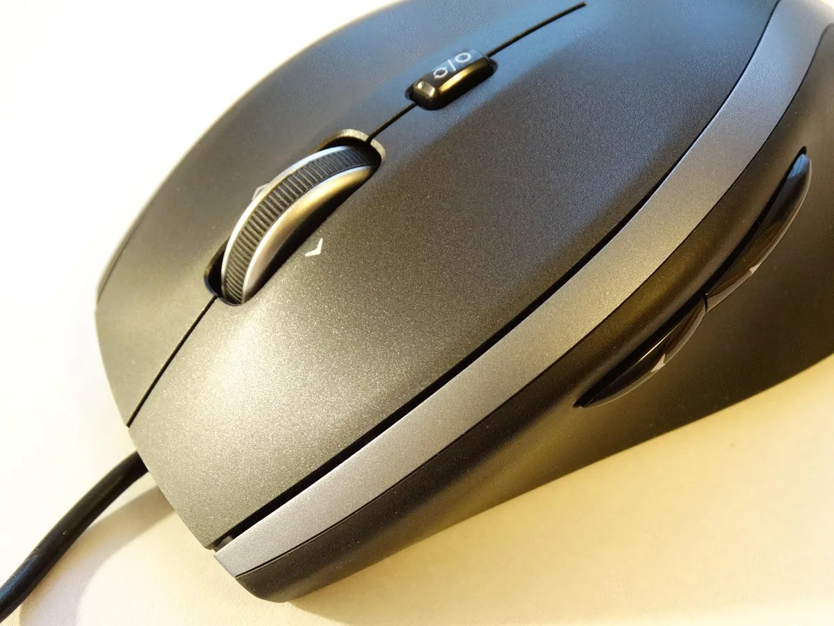 mysz komputerowa na gładkim blacie — Dlaczego nie bierzemy Logitech G603 do naprawy