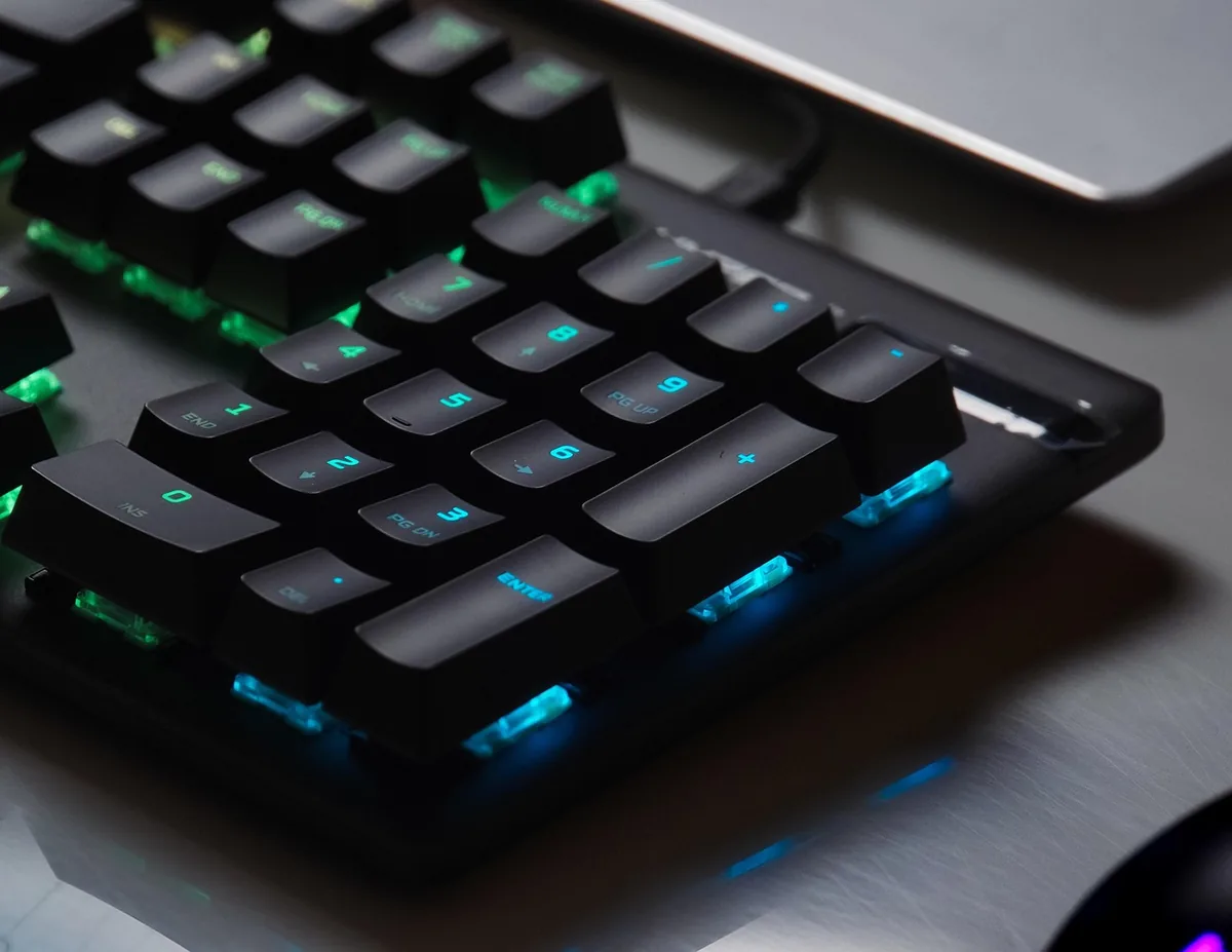 mechaniczna klawiatura gamingowa z podświetleniem RGB — Dlaczego nie bierzemy Logitech G810 do naprawy
