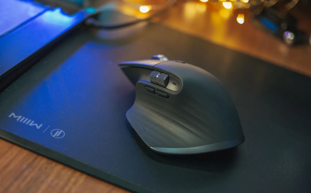 ergonomiczna mysz bezprzewodowa na czarnej podkładce — Dlaczego nie bierzemy Logitech G903 do naprawy