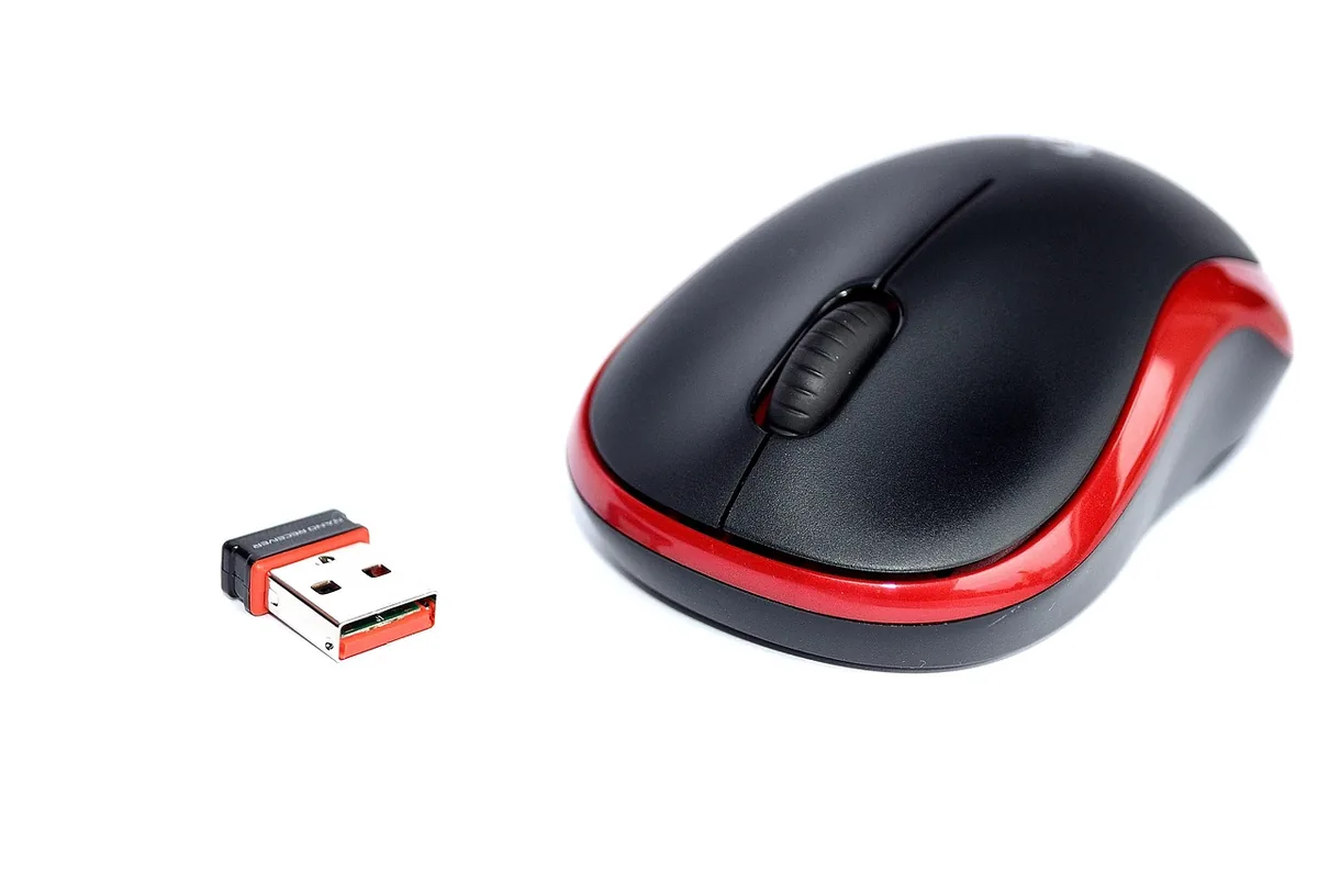mysz komputerowa Logitech M185 na biurku — Dlaczego nie bierzemy Logitech M185 do naprawy