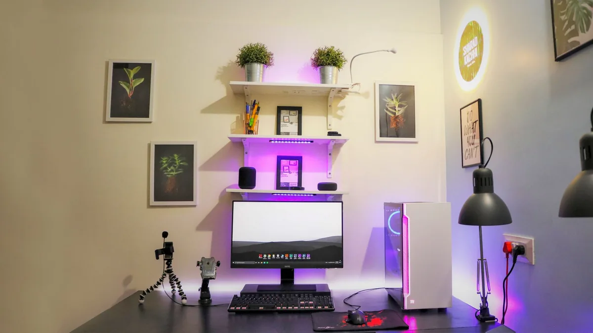 Domowe biurko z komputerem PC i głośnikami przypominającymi Apple HomePod — Dlaczego nie bierzemy Mac mini M4 Pro (2024) do naprawy