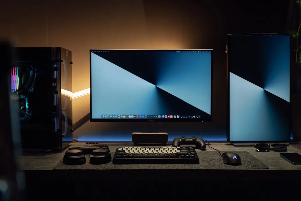 Stanowisko gamingowe z monitorami wyświetlającymi interfejs macOS — Dlaczego nie bierzemy Mac Studio M4 Max (2025) do naprawy