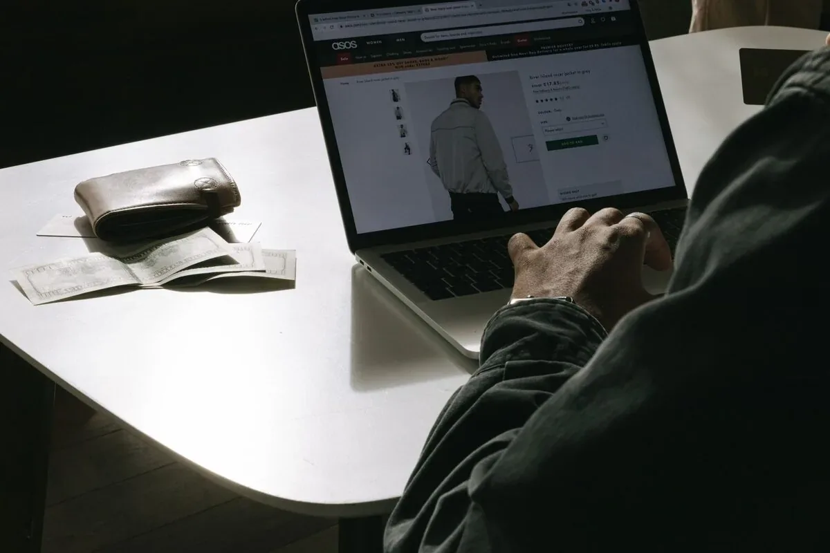 Zakupy online na laptopie w stylu MacBook z portfelem i gotówką — Dlaczego nie bierzemy MacBook Pro 14 cali M3 (2023) do naprawy