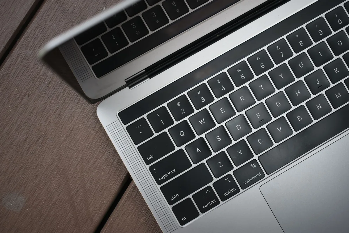 zbliżenie na klawiaturę nowoczesnego laptopa — Dlaczego nie bierzemy MacBook Pro 17 cali (2011) do naprawy