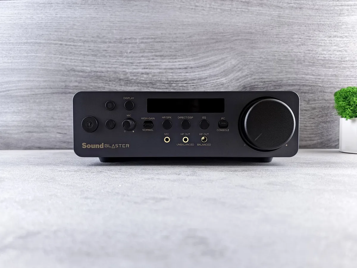 panel przedni wzmacniacza audio z przyciskami sterowania — Dlaczego nie bierzemy Marantz PM7000N do naprawy