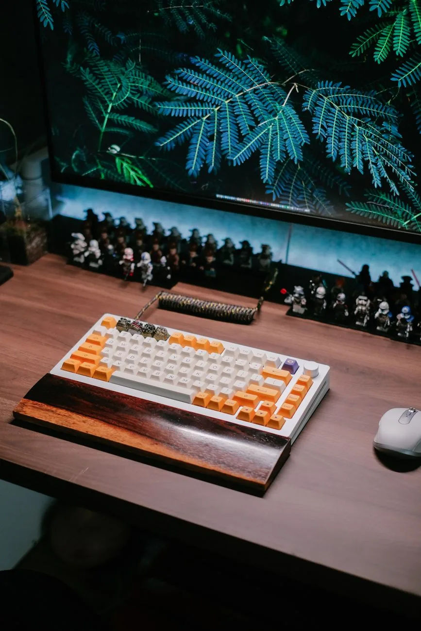 klawiatura mechaniczna na biurku na tle włączonego monitora — Dlaczego nie bierzemy Microsoft Ergonomic Keyboard do naprawy