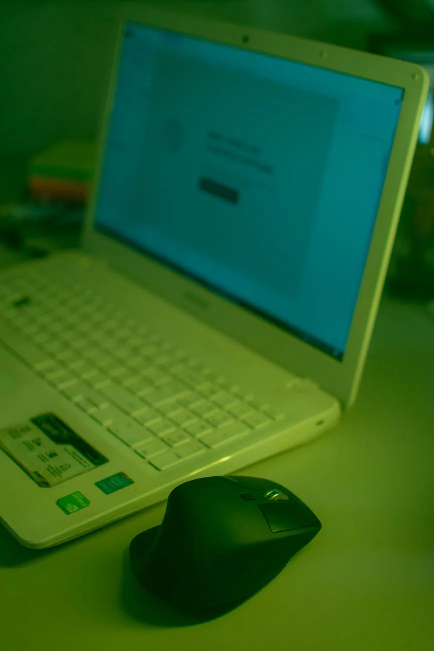 czarna mysz obok białego laptopa na biurku — Dlaczego nie bierzemy Microsoft Modern Mobile Mouse do naprawy