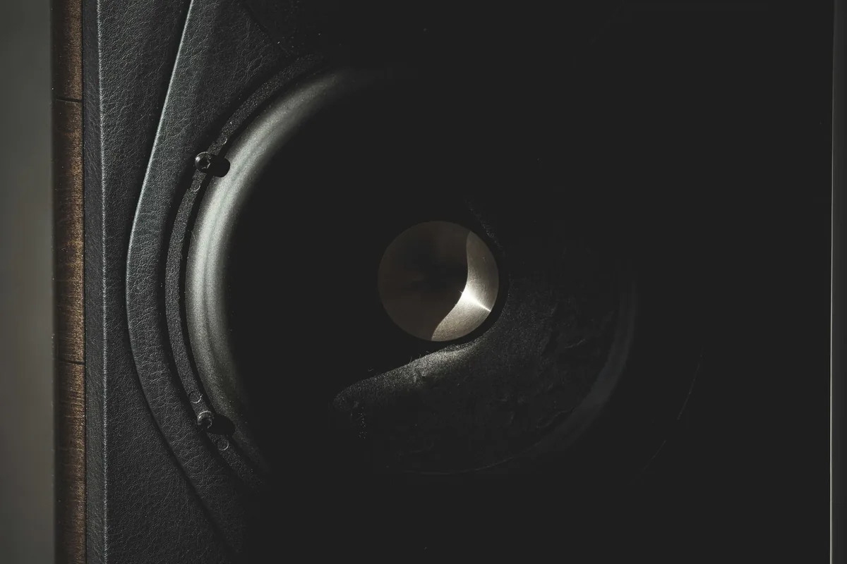 czarny głośnik nowoczesnego zestawu audio w ciemnym pomieszczeniu — Dlaczego nie bierzemy Monitor Audio Silver 300 do naprawy