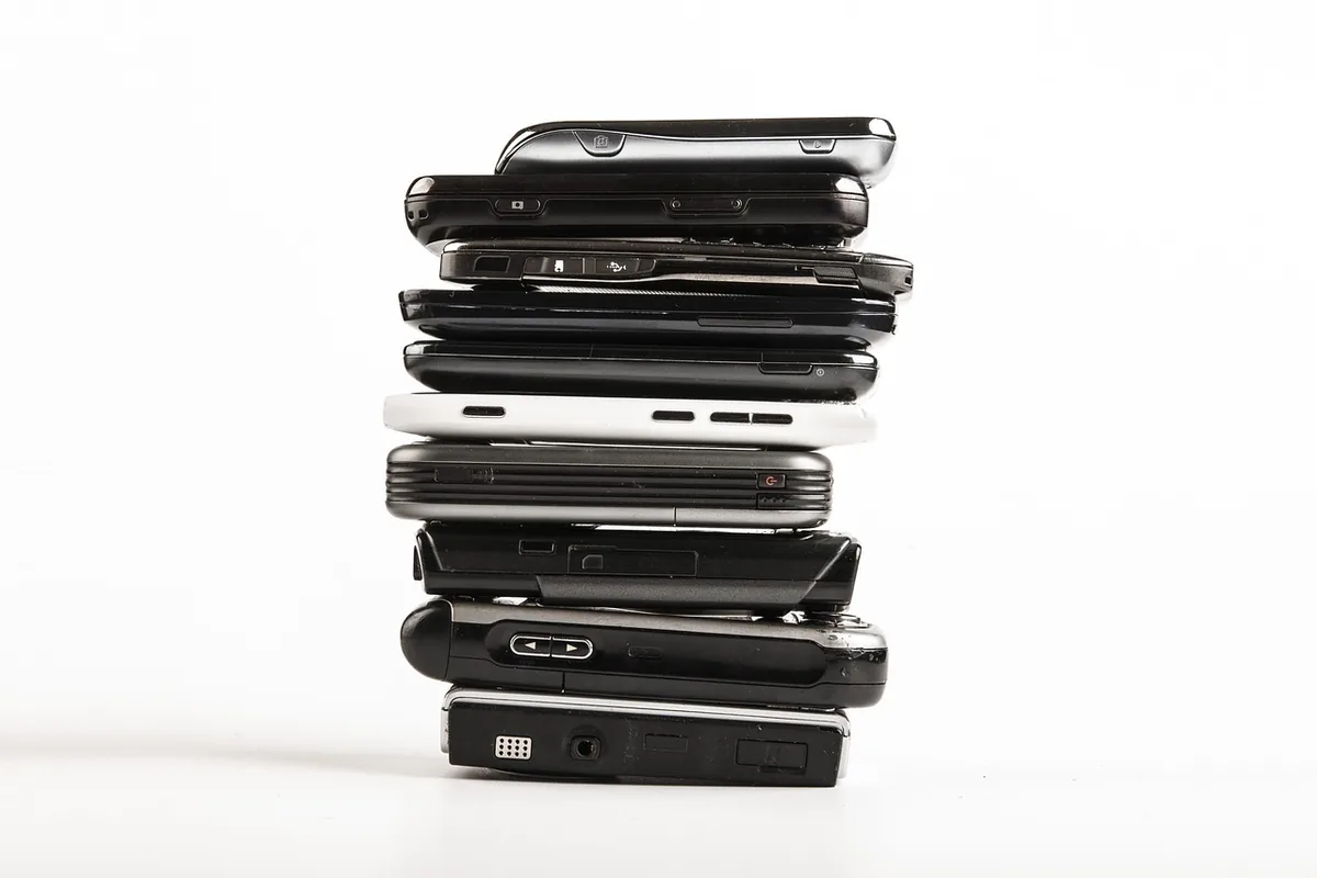 telefon biznesowy na minimalistycznym tle — Dlaczego nie bierzemy Motorola Edge 20 Pro do naprawy