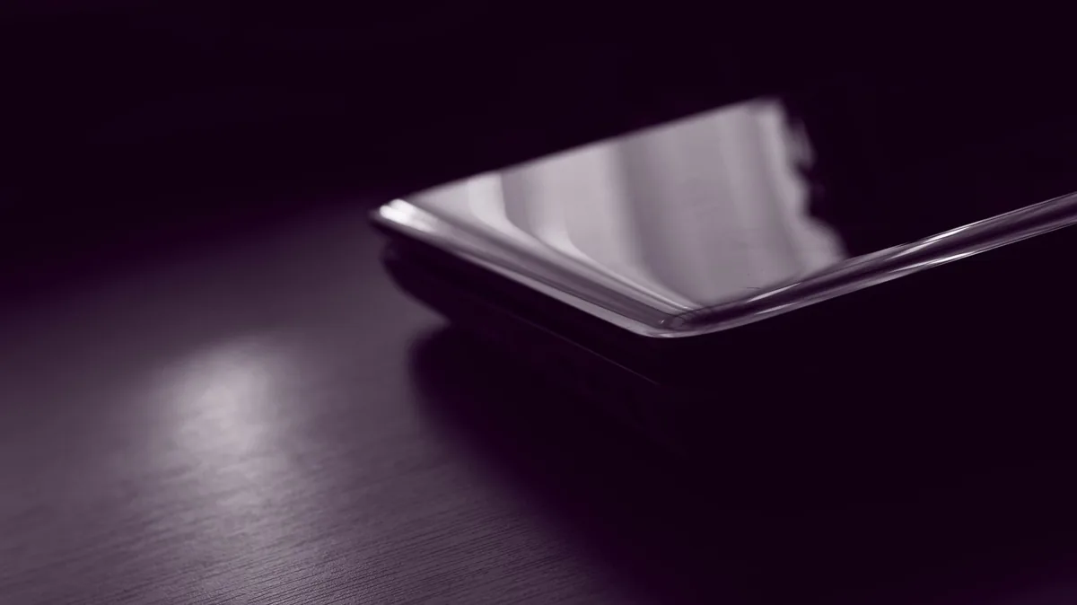 smartfon odbijający światło na ciemnej powierzchni — Dlaczego nie bierzemy Motorola Edge 50 Fusion do naprawy