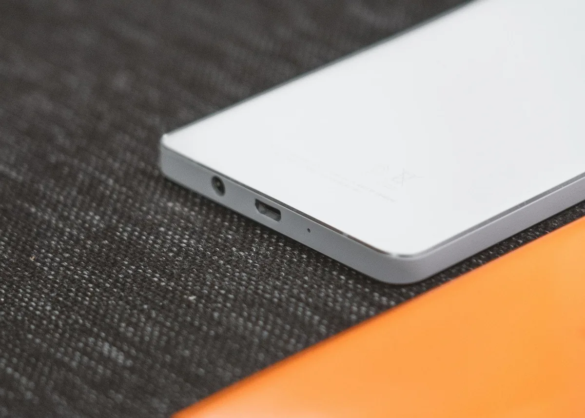 szary smartfon dotykowy na neutralnym tle — Dlaczego nie bierzemy Motorola Moto G14 do naprawy