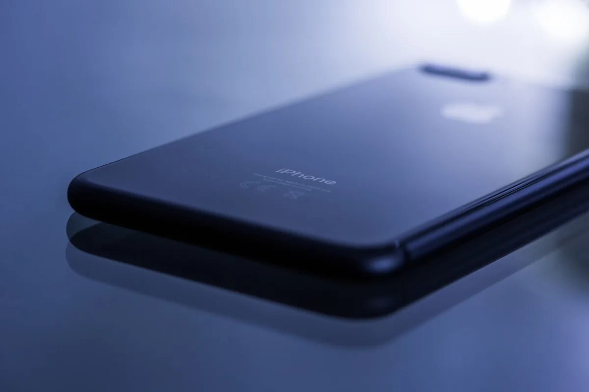 błyszczący smartfon na lustrzanej powierzchni — Dlaczego nie bierzemy Motorola Moto G71 do naprawy