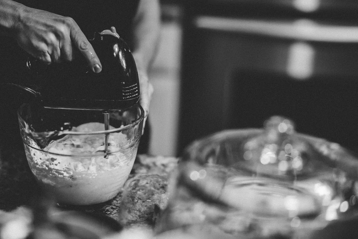 dłoń trzymająca mikser na kuchennym blacie — Dlaczego nie bierzemy Moulinex Cuisine Companion do naprawy