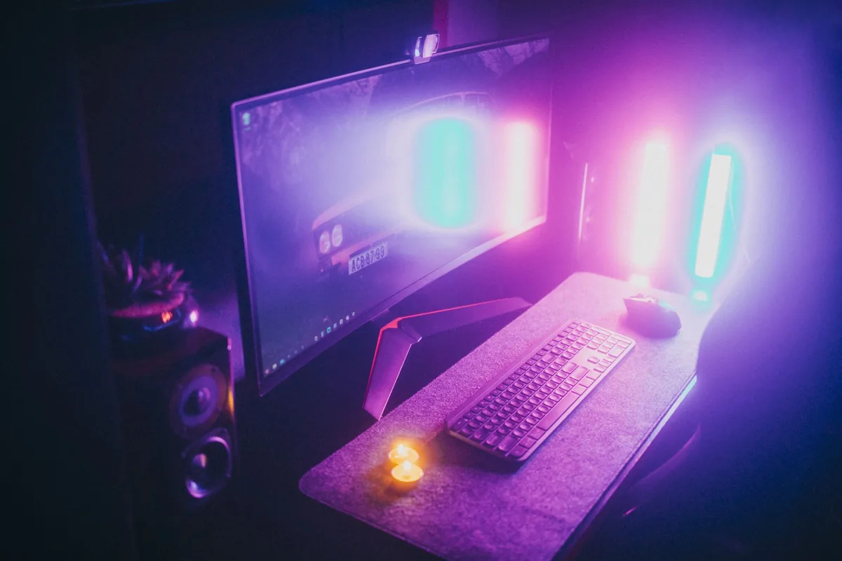 monitor dla graczy i klawiatura na neonowo oświetlonym biurku — Dlaczego nie bierzemy MSI MAG 325CQRF-QD do naprawy