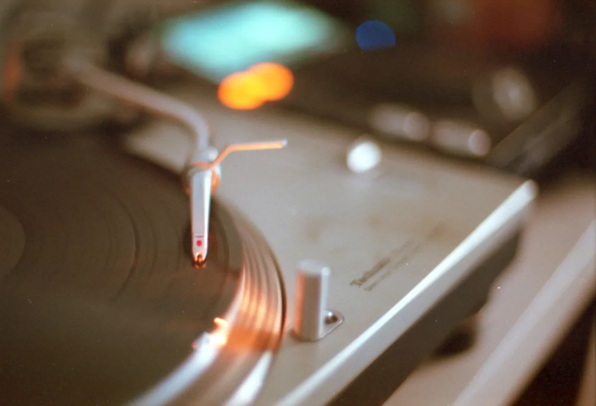 klasyczny gramofon z płytą winylową w świetle bokeh — Dlaczego nie bierzemy Music Hall mmf-2.3 do naprawy