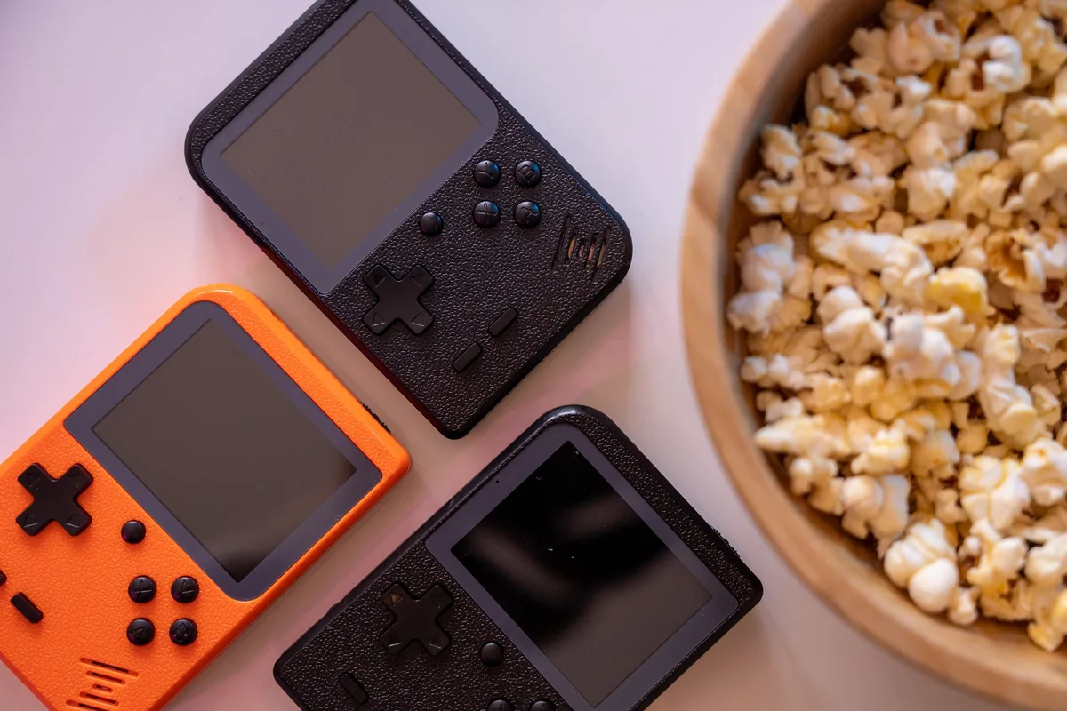 przenośne konsole retro obok miski z popcornem — Dlaczego nie bierzemy Nintendo Game &amp; Watch do naprawy