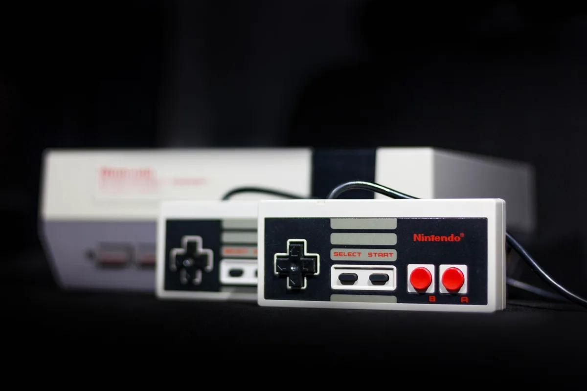 klasyczna konsola Nintendo z kontrolerami — Dlaczego nie bierzemy Nintendo Switch 2 do naprawy