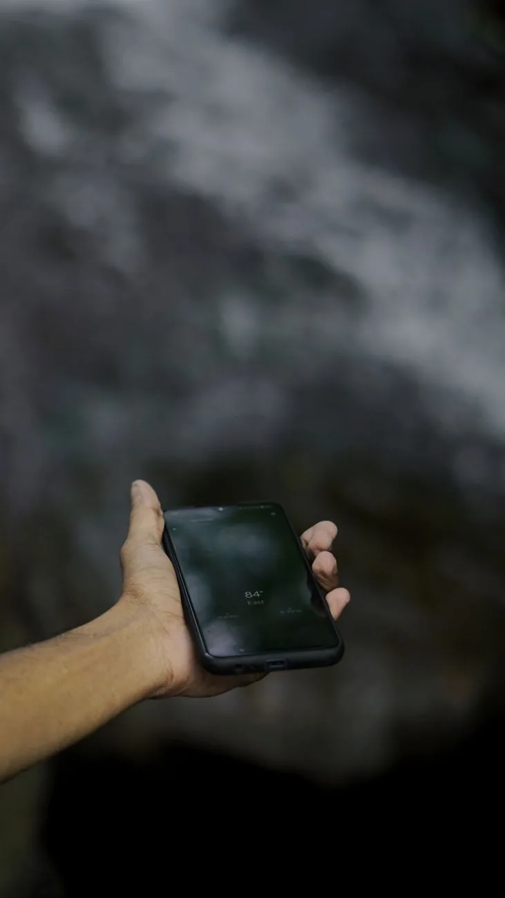 dłoń trzymająca smartfon na rozmytym tle — Dlaczego nie bierzemy Nokia 1.3 do naprawy