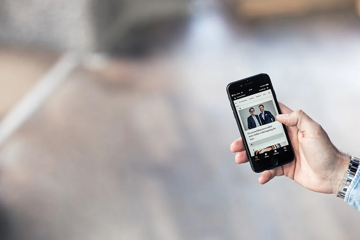 dłoń trzymająca szary smartfon dotykowy — Dlaczego nie bierzemy Nokia 2.4 do naprawy