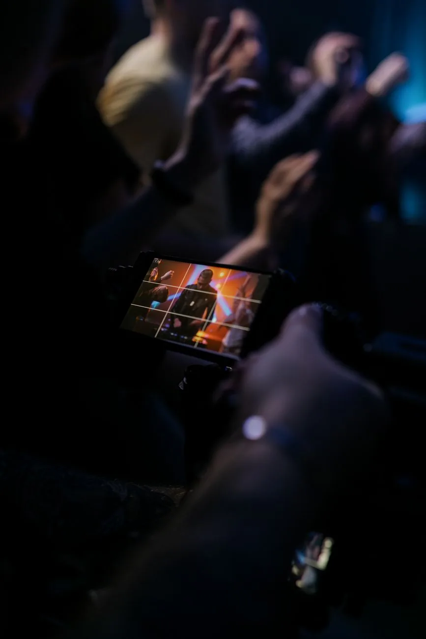 ekran smartfona rejestrujący koncert na żywo — Dlaczego nie bierzemy Nokia G10 do naprawy