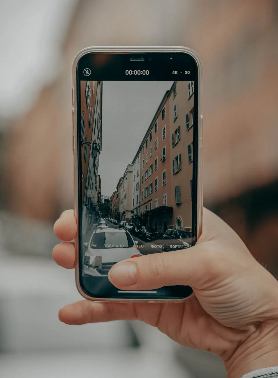 dłoń trzymająca smartfon na tle miejskiej ulicy — Dlaczego nie bierzemy Nokia G11 do naprawy