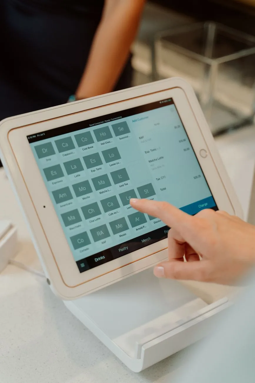 dłoń obsługująca tablet jako terminal zamówień — Dlaczego nie bierzemy Nokia T20 do naprawy