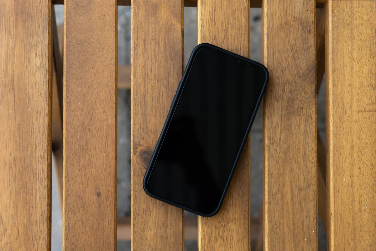 smartfon z czarnym ekranem na drewnianym stole — Dlaczego nie bierzemy nubia Neo 2 do naprawy