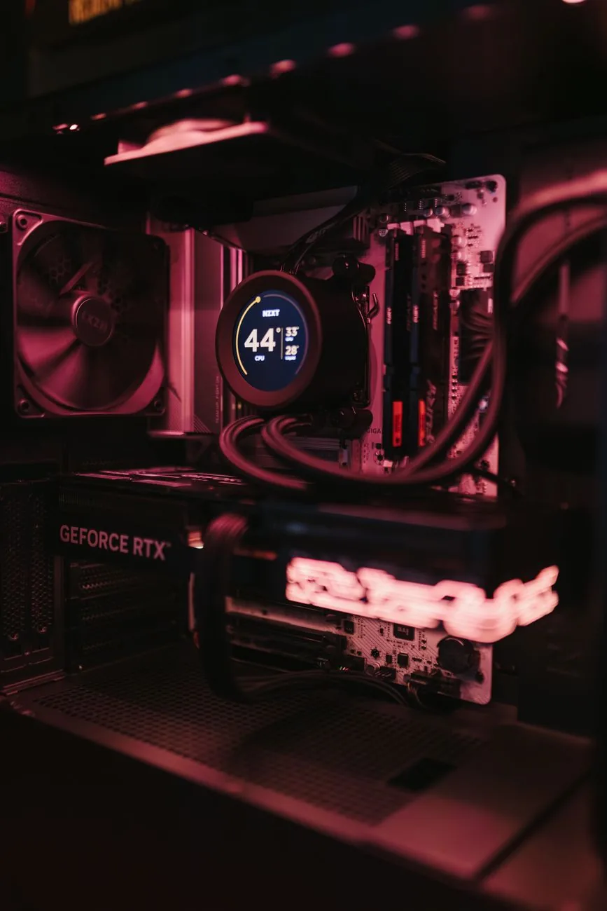 podzespoły komputerowe wraz z układem chłodzenia wewnątrz obudowy — Dlaczego nie bierzemy NZXT Kraken X63 do naprawy