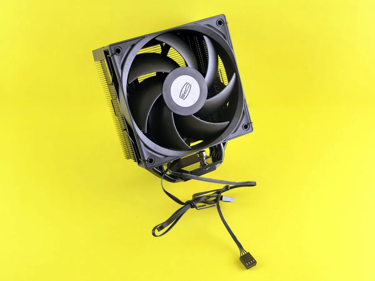 wentylator chłodzenia procesora na jaskrawym żółtym tle — Dlaczego nie bierzemy NZXT Kraken X73 do naprawy