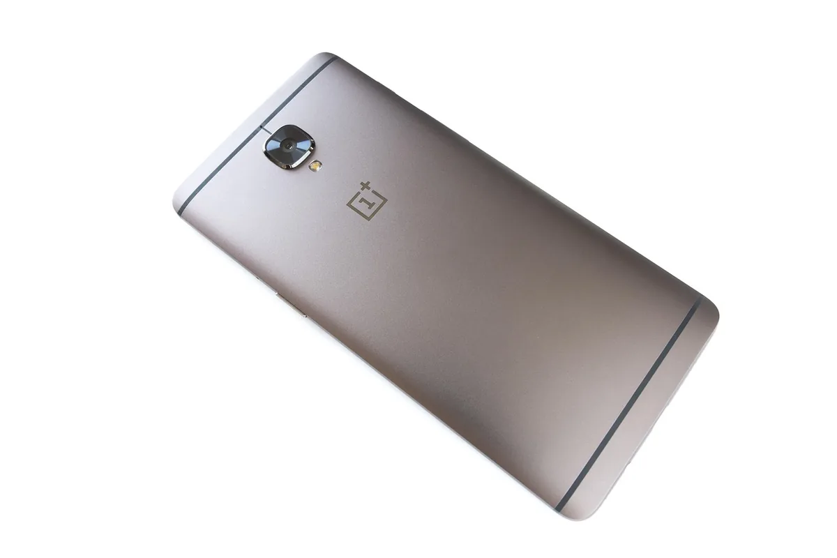 smartfon OnePlus 3T na neutralnym tle — Dlaczego nie bierzemy OnePlus Nord 3 do naprawy
