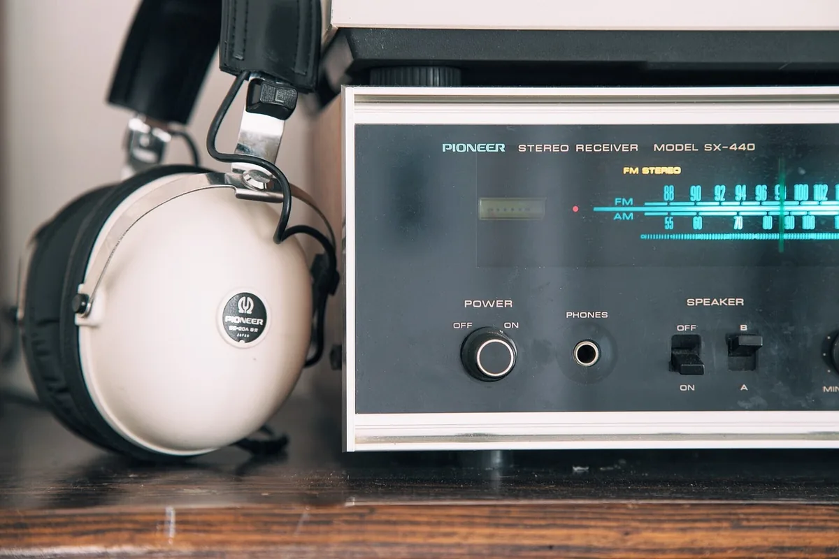 amplituner stereo na szafce audio — Dlaczego nie bierzemy Onkyo TX-NR555 do naprawy
