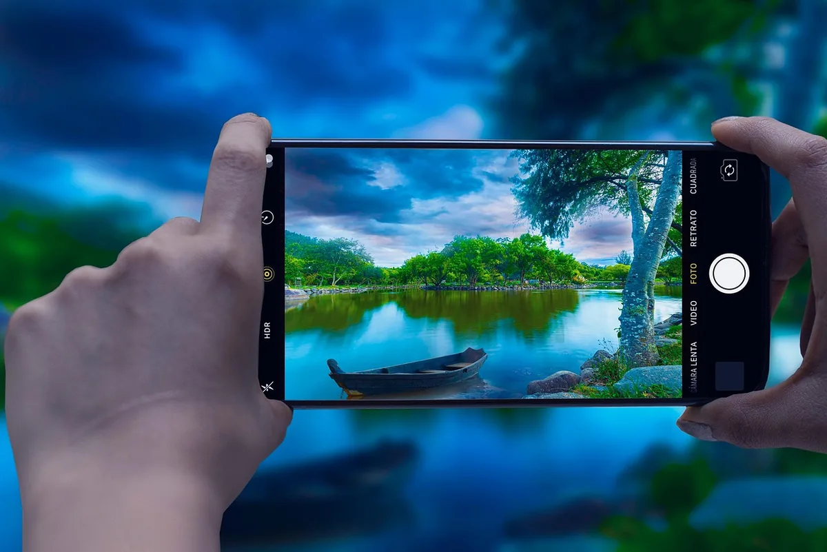 smartfon na tle jeziora i łodzi — Dlaczego nie bierzemy OPPO A79 do naprawy